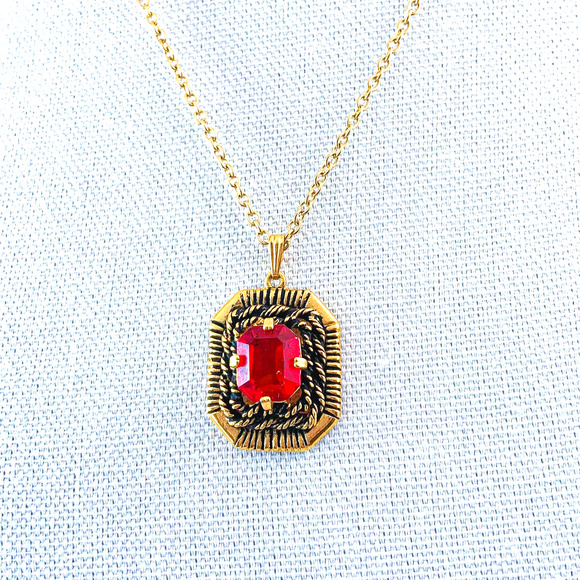 Sarah Coventry "Majorca" Red Cut Glass Pendant with Antiqued Gold Setting - 1969 - Picture 2 of 10